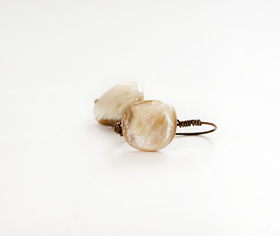 Beige mother of pearl earrings