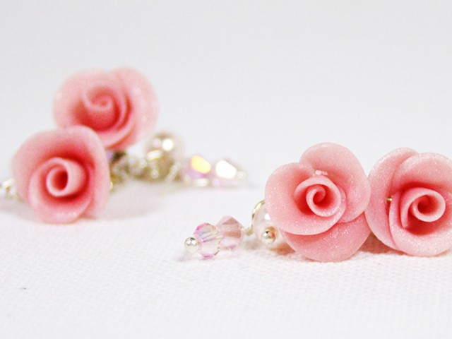 Bridal earrings: cluster earrings with pink pearl roses, glass pearls and Swarovski crystals
