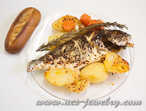 Рыба запеченая с чесноком и розмарином