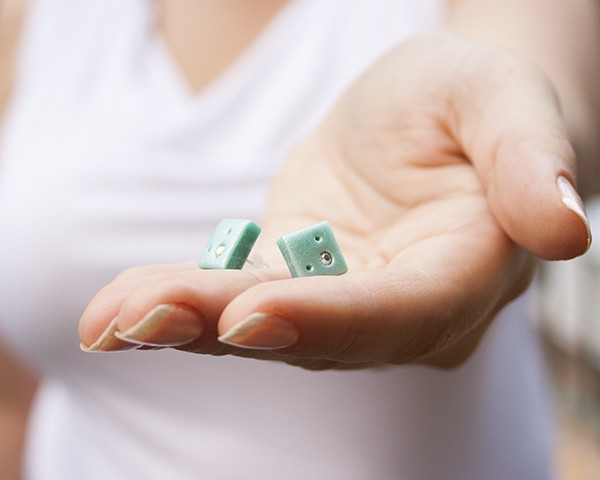 Square stud earrings with rhinestones: mint