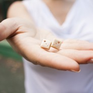 Square stud earrings with rhinestones: beige pearl
