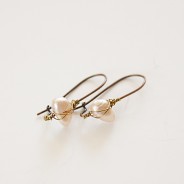Pearls earrings: single ivory pearl