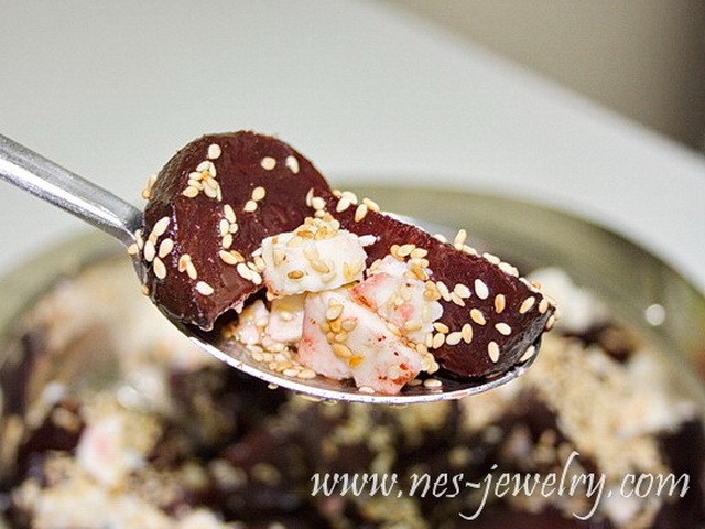 Balsamic beetroot with Roquefort and Sesame