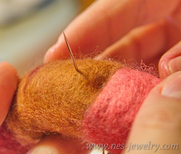 Felted bracelet with seed beads 02 WM