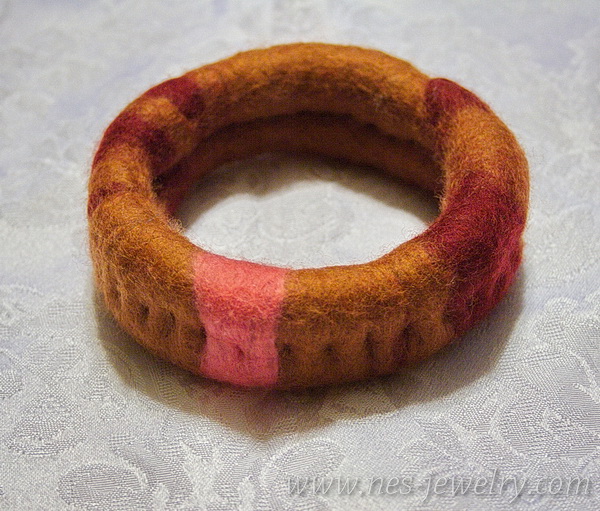 Felted bracelet with seed beads 04 WM