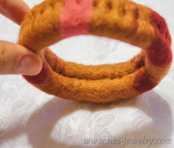 Felted bracelet with seed beads 05 WM
