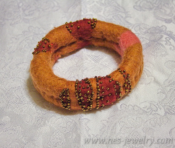 Felted bracelet with seed beads 06 WM
