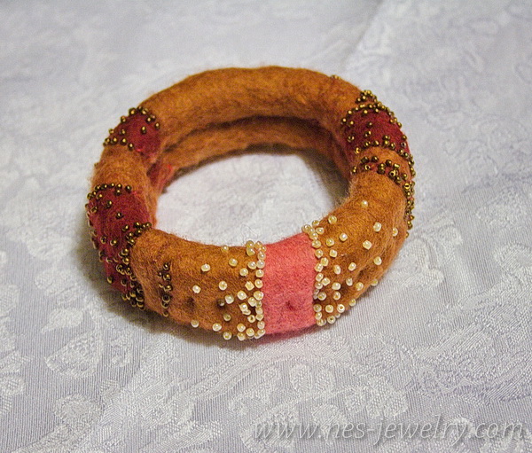 Felted bracelet with seed beads 07 WM