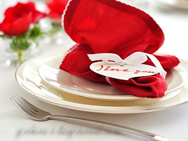 Valentine’s Day table decor DIY