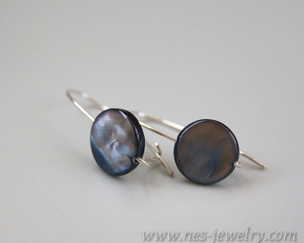 Grey round mother of pearl earrings