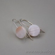 White round mother of pearl earrings