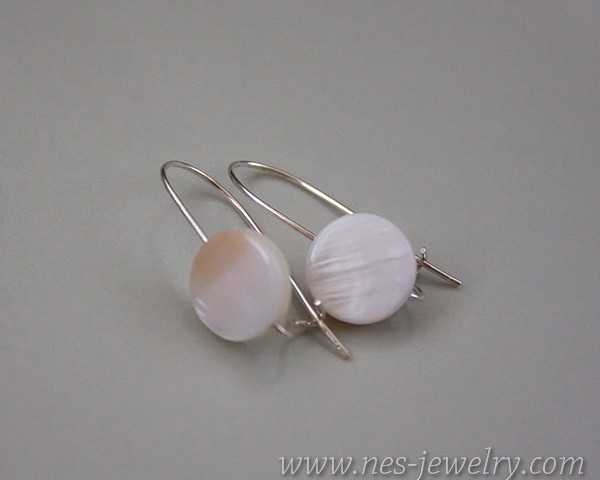White round mother of pearl earrings