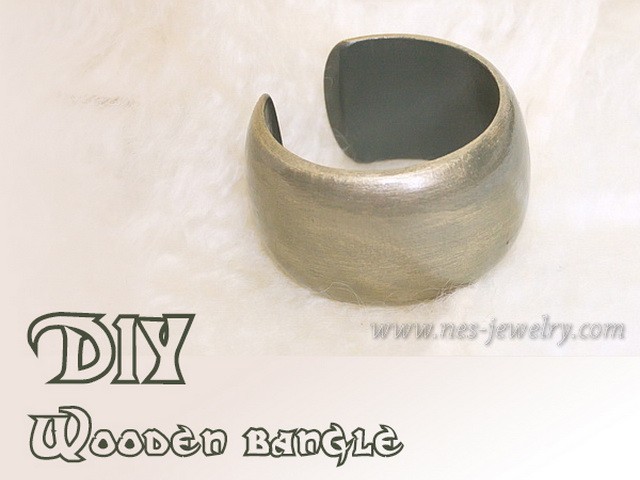 DIY Wooden bangle in olive green and gold