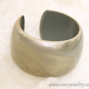 Wooden bangle in olive green and gold