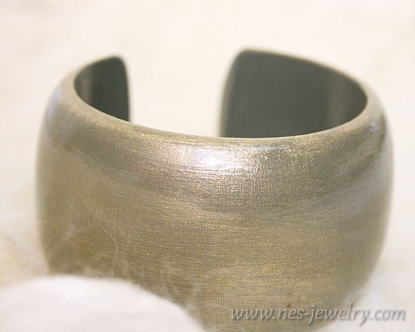 Wooden-bracelet-DIY-olive-and-gold-10