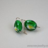 Daisy green faceted glass beads earrings
