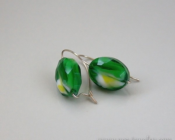 Daisy green faceted glass beads earrings