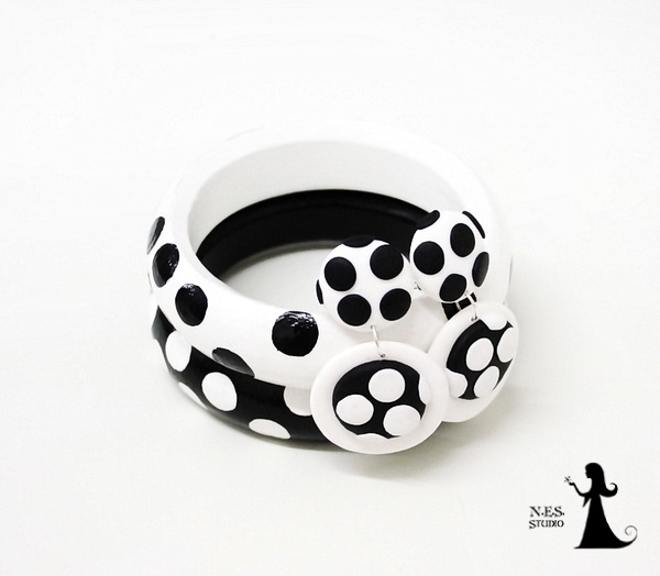 Polka dots wlack and white clips 12