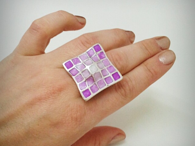 Cocktail ring DIY tutorial: fake gradient enamel in square ring base