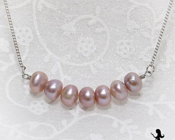 Minimalistic pearl necklace